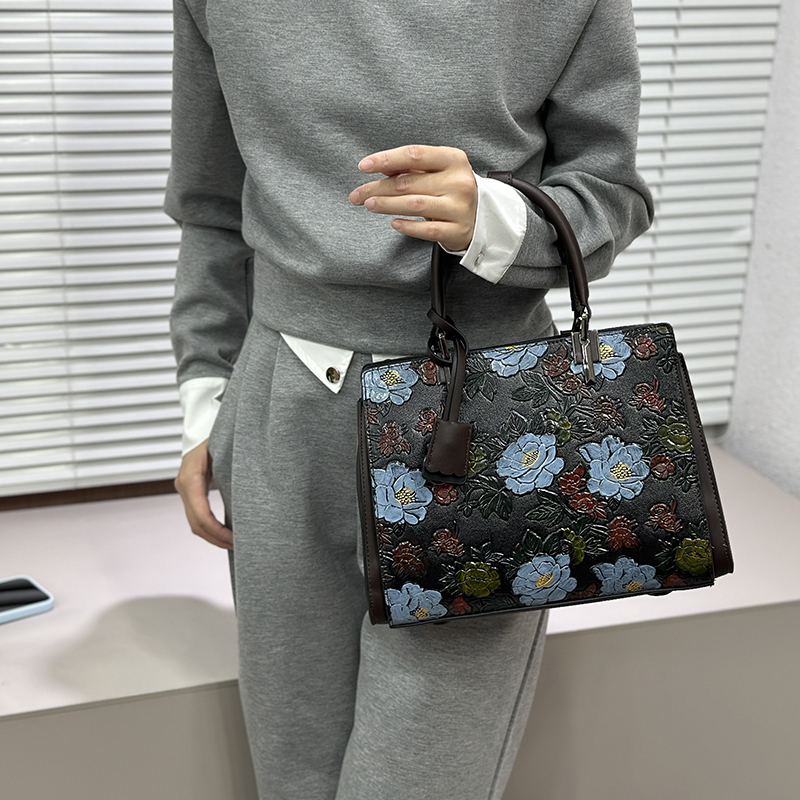 Vintage 3D Embossed Floral Tot - Quiet Luxury Bags Tote recension och pris