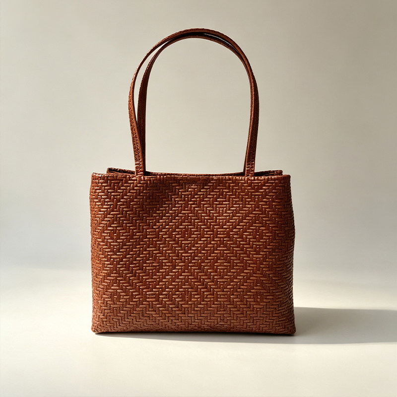 Mendy Genuine Leather Woven Pi - Luxury Bags Office recension och pris