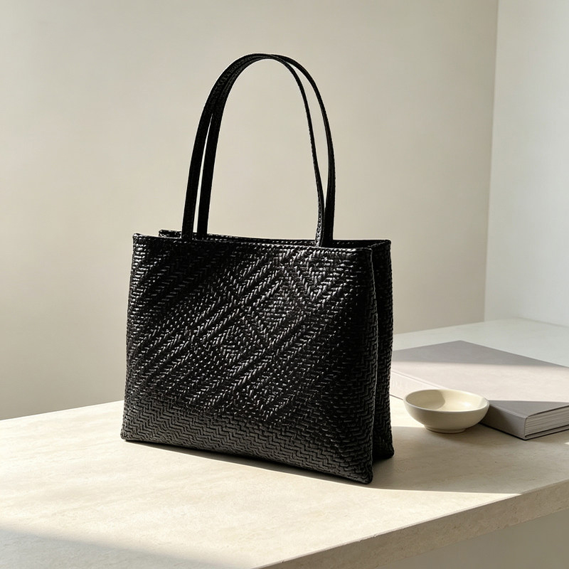 Mendy Genuine Leather Woven Pi - Luxury Bags Office recension och pris