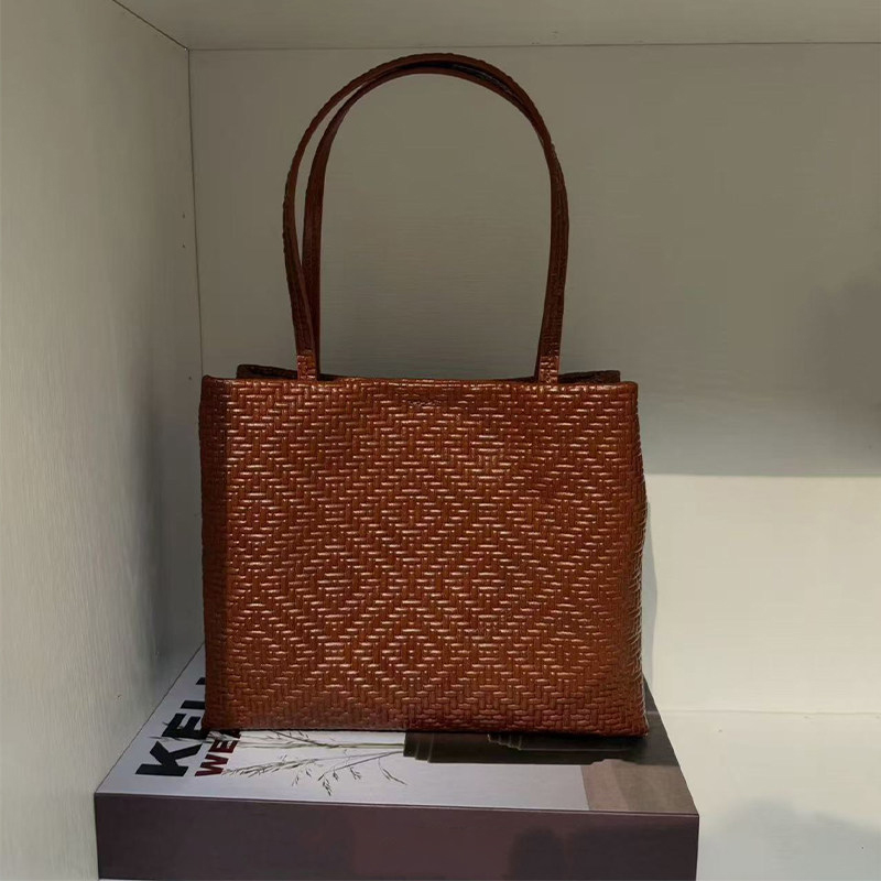 Mendy Genuine Leather Woven Pi - Luxury Bags Office recension och pris