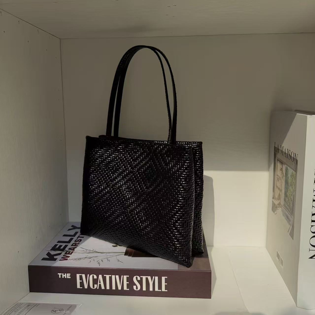 Mendy Genuine Leather Woven Pi - Luxury Bags Office recension och pris