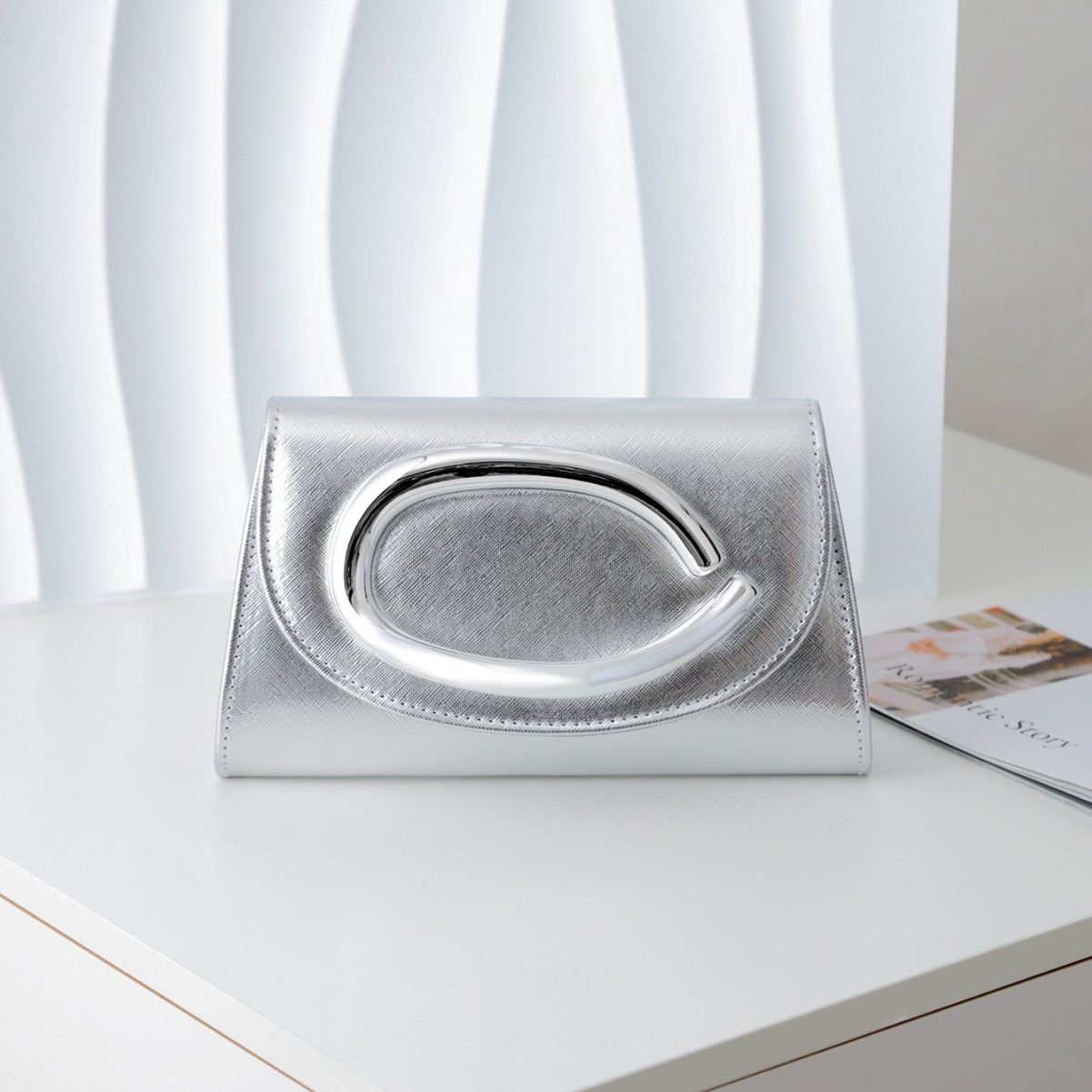 Textured silver PU hand-held d - Luxury Bags 2026 recension och pris