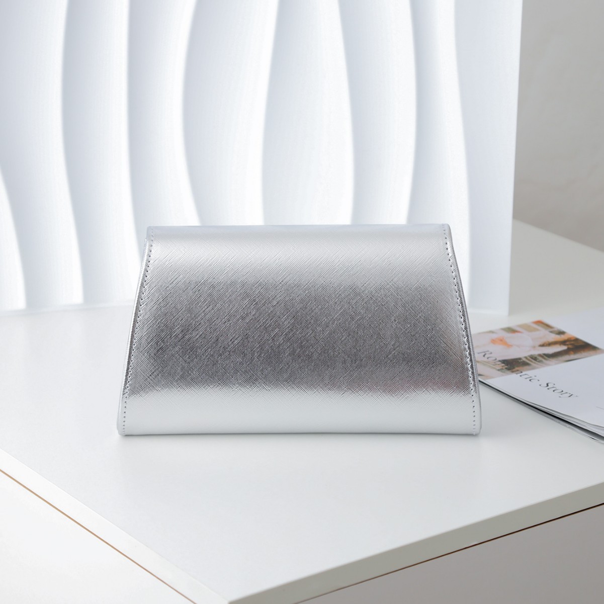 Textured silver PU hand-held d - Luxury Bags 2026 recension och pris